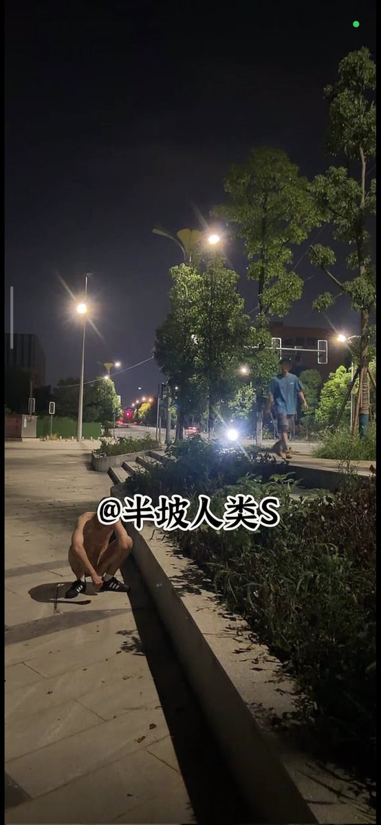 Lukas3d2o's tweet photo. 首先，不能有退路，脱光，衣物放在后面花坛。
爆吸，开始大胆展示。
路上来来往往的车流和行人，一直疯狂刺激着煞笔。
路人：我擦，路边竟然有个裸男！
小狗吓得蜷缩在角落，但是也用，根本躲不了。 https://t.co/Ib7mPM4tXD
