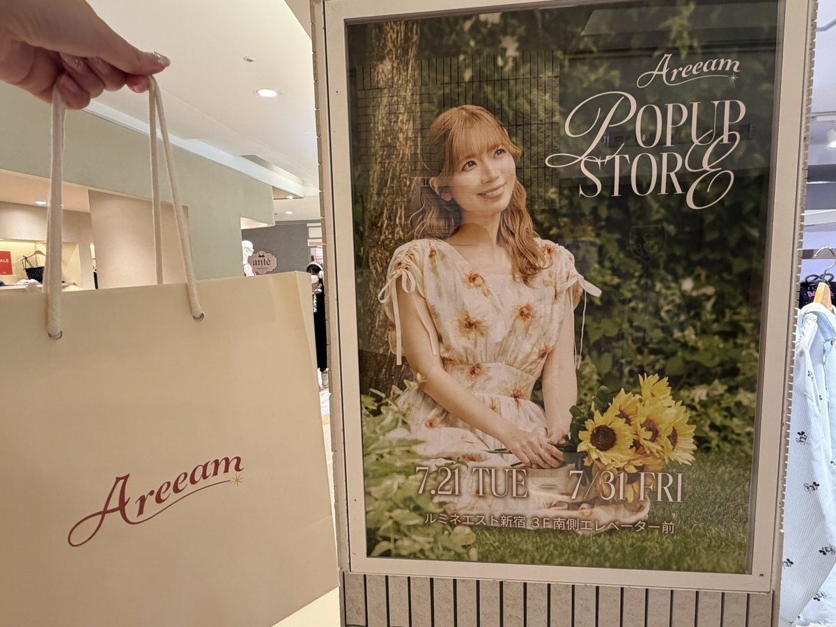 Nyansayaka91's tweet photo. Areeam POPUP🎀💓
初日に行ってきました〜！🥰🌈✨
試着や様子見で行くはずが、ノベルティが残り少ない告知を見て仕事帰りマッハで向かったらラス2でギリもらえました😭💕
まさか初日に無くなると思わなくて、着いて3秒で買うもの決めました笑
ポシェットのカラー迷ったけど、万能なピンクにしました🩷 https://t.co/zRNyUv8RW7