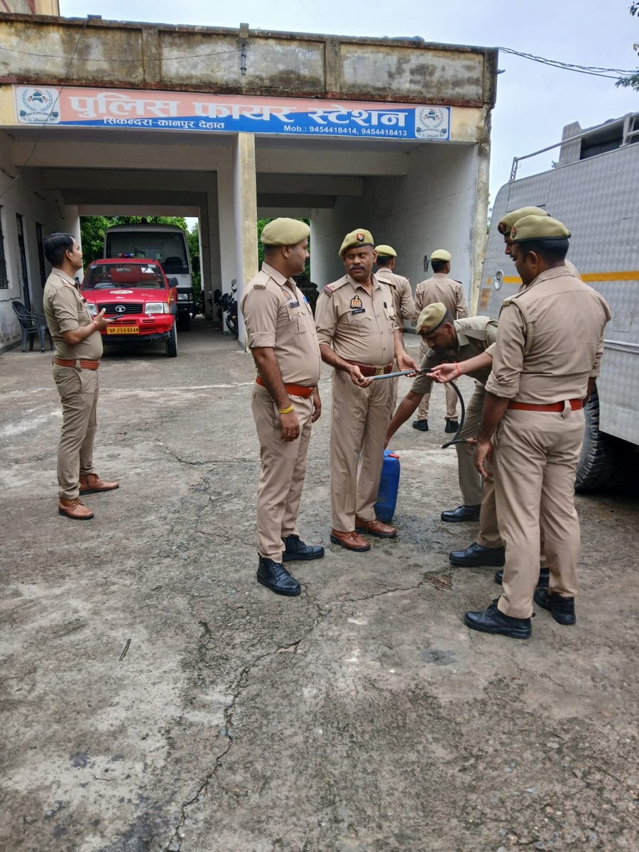 kanpurdehatfire's tweet photo. ADG @fireserviceup महोदय, के आदेशानुसार CFOमहोदय के निर्देशन में सभी  फायर स्टेशनों जनपद कानपुर देहात पर सप्ताहिक ड्रिल में उपकरणों का रख-रखाव, साफ सफाई तथा चलाने का अभ्यास किया गया। @kanpurdehatpol https://t.co/gRgdWkye9Y