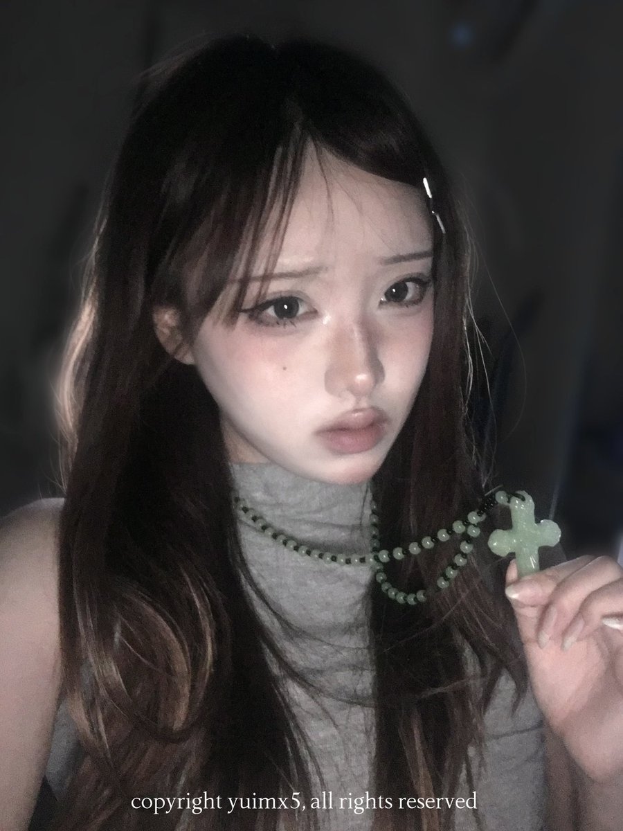 yuimx5's tweet photo. 🖤Alt girl🖤 #오읨메
요즘유행하는릴스그거맞음
인종바꾸기 메쿠 해봣읍니다
처음이라 어색하지만 그래도 나름 마음에 든다!!

Alt girl 특유의 얇은 일자눈썹 & 가로 하이라이터 & 입술산 뭉개기를 한 번 해봣는데 어떻게 티 좀 나나요🥹

그나저나 조명을 뒤에 두니까 뭔가 스튜디오에서 찍은 것 같구 사진 퀄리티가 확 올라감!! 종종 이런 구도로도 찍어봐야겟어요🖤🥰