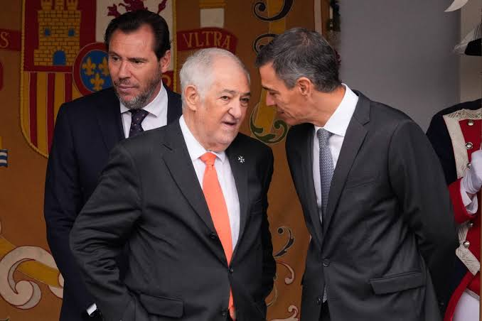 veintimillapie's tweet photo. Conde Pumpido dice que la sentencia del  TJUE "facilita la reconciliación".
Otro que pretende engañarnos, no facilita la reconciliación, "facilita con los 7 votos de Junts que Sánchez continúe en Moncloa", basta de mentiras, caraduras. https://t.co/QWKt49JRK2