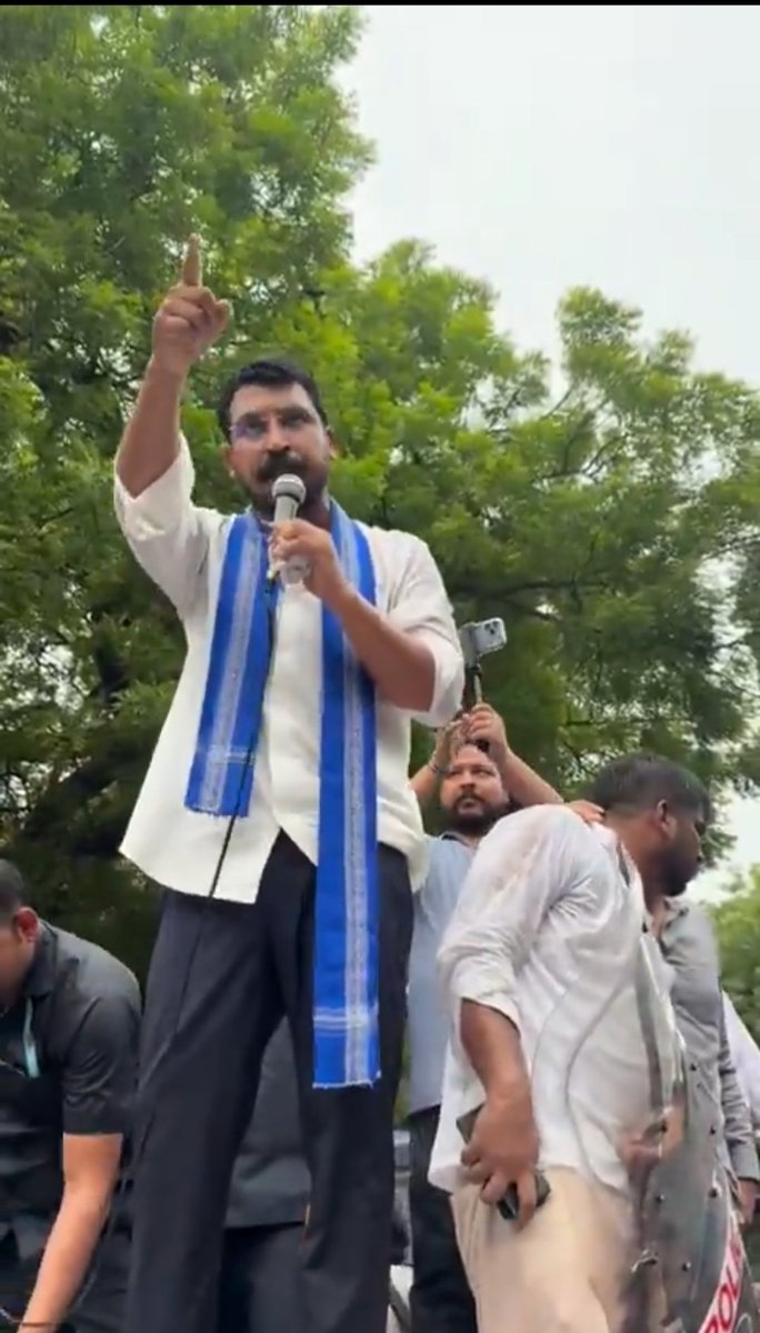 AzadKumarMohan1's tweet photo. जब दिल्ली की सड़कों पर तानाशाही का पहरा बैठा हो और हुक्मरान बहरे हो जाएं, तब सीने पर हाथ रखकर सीना ठोकने वाले शेर का नाम है—चंद्रशेखर आज़ाद| https://t.co/4Z6SsbP0ZV