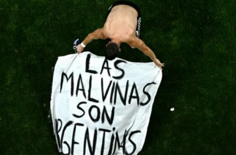 El_Pulso_P's tweet photo. Javier Quirno vuelve a la polémica tras acusar sin prueba a Rosario Central de excluir a Messi y Scaloni por rivalidad con Newell’s.
https://t.co/Y7AU3sv2cL  
#RosarioCentral #Quirno https://t.co/b67KKU2cls