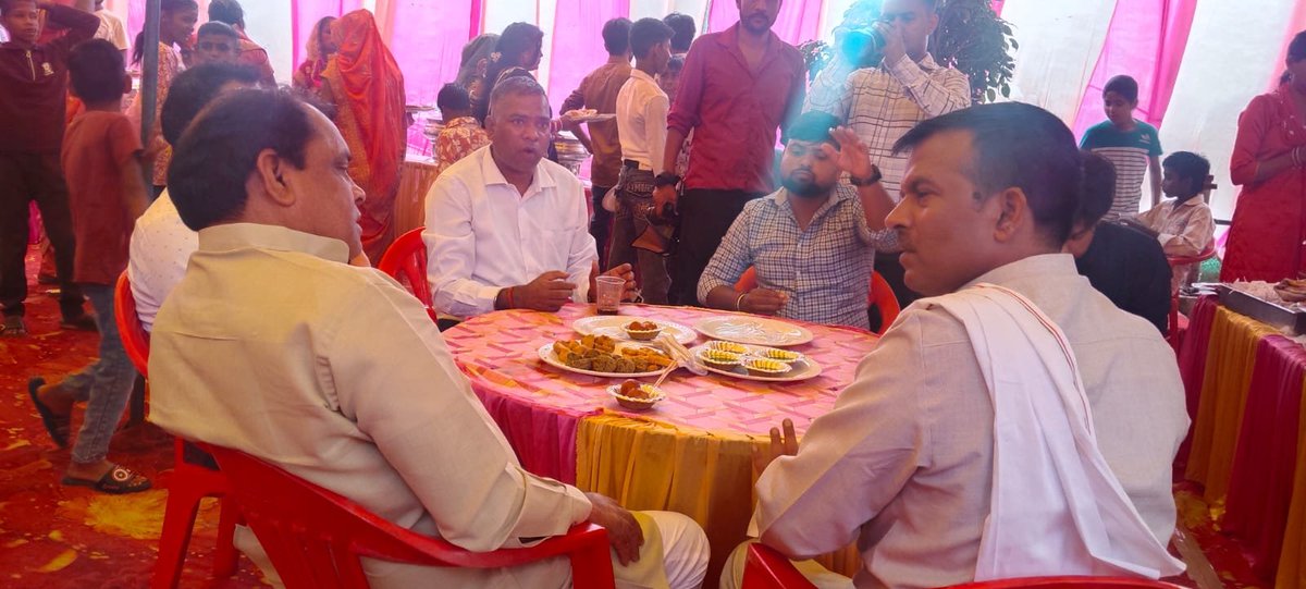 MlcSuresh's tweet photo. मोदीनगर क्षेत्र के ग्राम रोरी बखारवा में आयोजित श्री मोनू कश्यप जी के लगन एवं सगाई समारोह में सम्मिलित होकर उन्हें हार्दिक शुभकामनाएँ एवं मंगलमय वैवाहिक जीवन की अग्रिम बधाई प्रेषित की।
#sureshkashyap https://t.co/yGsoHkEldd