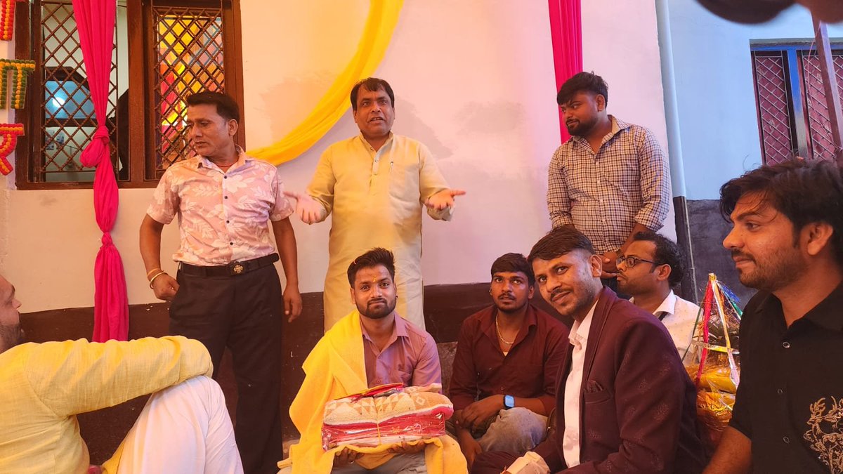 MlcSuresh's tweet photo. मोदीनगर क्षेत्र के ग्राम रोरी बखारवा में आयोजित श्री मोनू कश्यप जी के लगन एवं सगाई समारोह में सम्मिलित होकर उन्हें हार्दिक शुभकामनाएँ एवं मंगलमय वैवाहिक जीवन की अग्रिम बधाई प्रेषित की।
#sureshkashyap https://t.co/yGsoHkEldd
