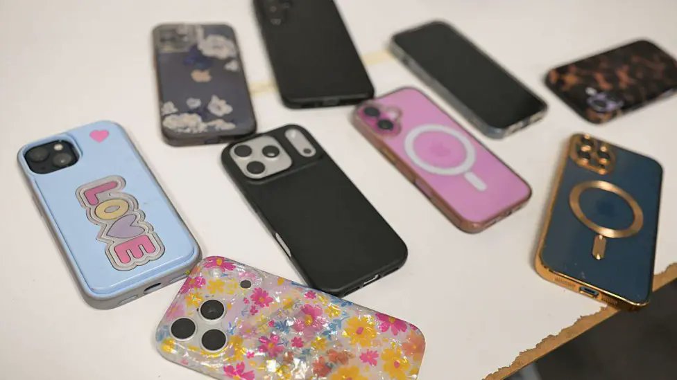 GetSafeOnline's tweet photo. Parents warned over explicit WhatsApp group and advised to ensure that they know how to check and update their child's privacy settings, and report inappropriate content through social media and messaging platforms https://t.co/SapgvccEgY https://t.co/UkPAts0Snv