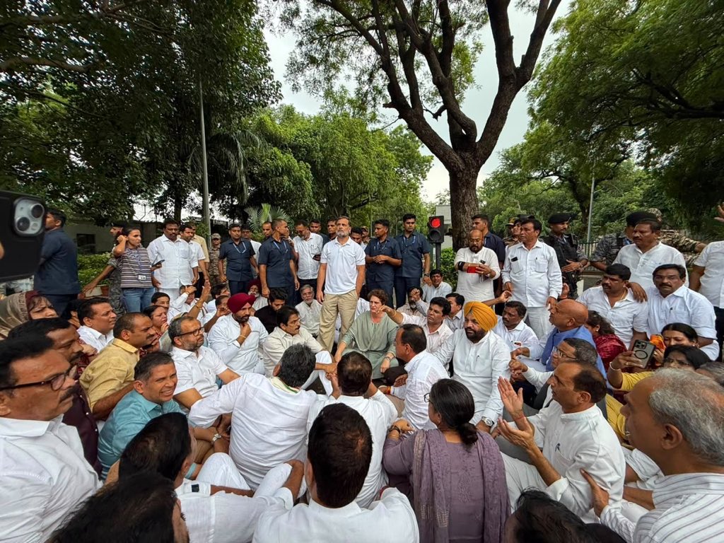 VarunMullana's tweet photo. प्रधानमंत्री आवास के बाहर कांग्रेस अध्यक्ष श्री @kharge जी,नेता प्रतिपक्ष श्री @RahulGandhi जी,महासचिव आदरणीय @priyankagandhi जी की अगुवाई में प्रदर्शन कर देश के युवाओं की आवाज को बुलंद किया।शिक्षा मंत्री का इस्तीफा और सदन में परीक्षा अव्यवस्था पर चर्चा की माँग दोहरायी। https://t.co/qhnMMVse1y