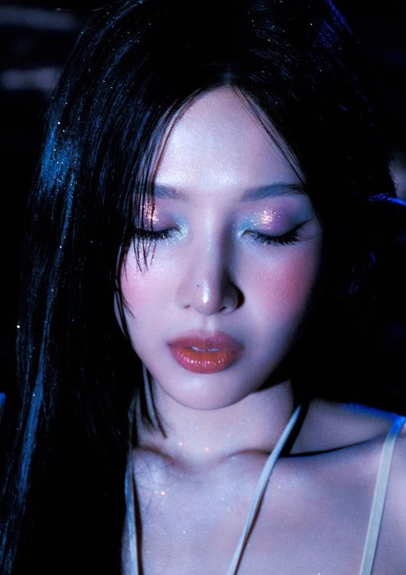 joyisthetics's tweet photo. lets talk about the makeup !! https://t.co/CN85RSg3D9