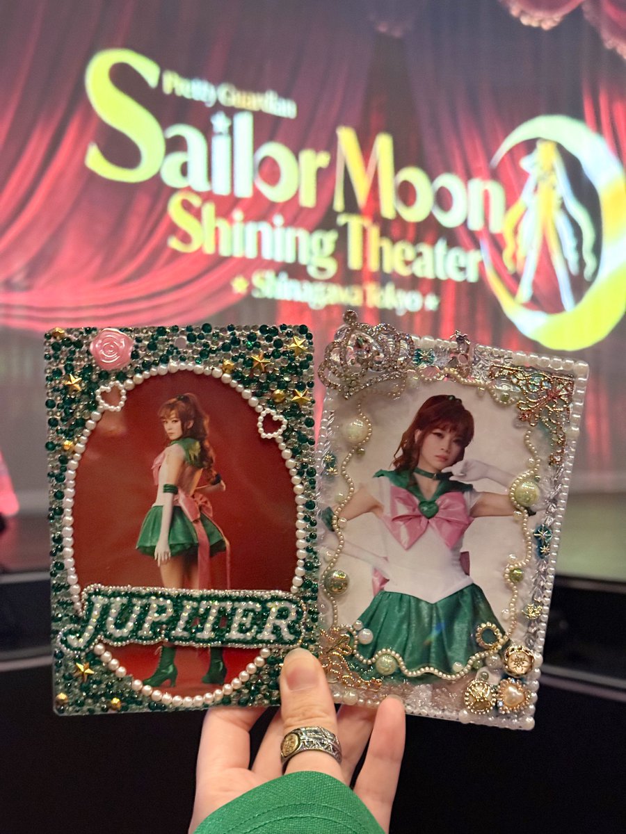 FollowMadam666's tweet photo. 初めての2公演鑑賞🫠
はじめての最前列は昨晩から寝れないくらい緊張してたけど本当に萌咲ジュピターが大天才なお陰で楽しかった‼️でもやっぱ最後列は落ち着く笑

今日のために髪の色も
お揃いにしたりしてみたりらじばんだり
いろんな角度から愛と感謝を伝えていきたい🫶🏻💚
#美少女戦士セーラームーン https://t.co/pHH0Ro53Jl