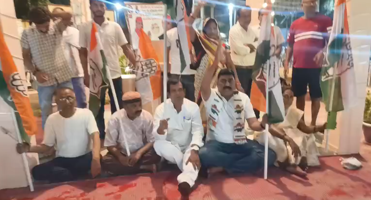 bstvlive's tweet photo. अमेठी : कांग्रेस का विरोध प्रदर्शन जारी

➡अंबेडकर तिराहे पर धरने पर बैठे कार्यकर्ता
➡राहुल-प्रियंका को हिरासत में लेने के विरोध में प्रदर्शन
➡कांग्रेस कार्यकर्ताओं की जमकर नारेबाजी

#Amethi #Congress #RahulGandhi @amethipolice @INCUttarPradesh https://t.co/9IXu3NOHfo