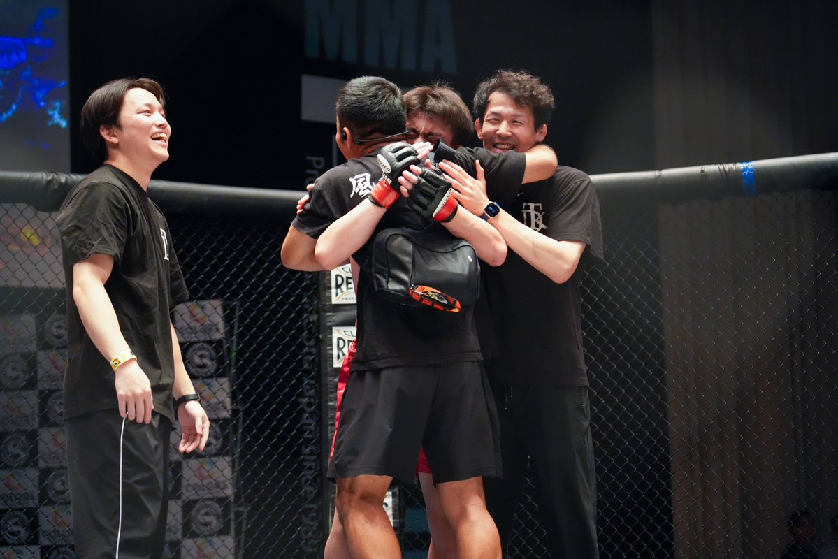 Gigio_jp's tweet photo. 武田勇輝選手とマスタージャパン　a.k.a. チーム・フィットネスショップ水道橋店。

「平川さんと比呂斗さんとはお店で一緒に働いて、ジムでも練習を一緒にして、日によっては、本当に朝から夜までずっと一緒にいる形ですね。」

プロ修斗後楽園ホール大会 #shooto0720 https://t.co/j8eUE8nzSS