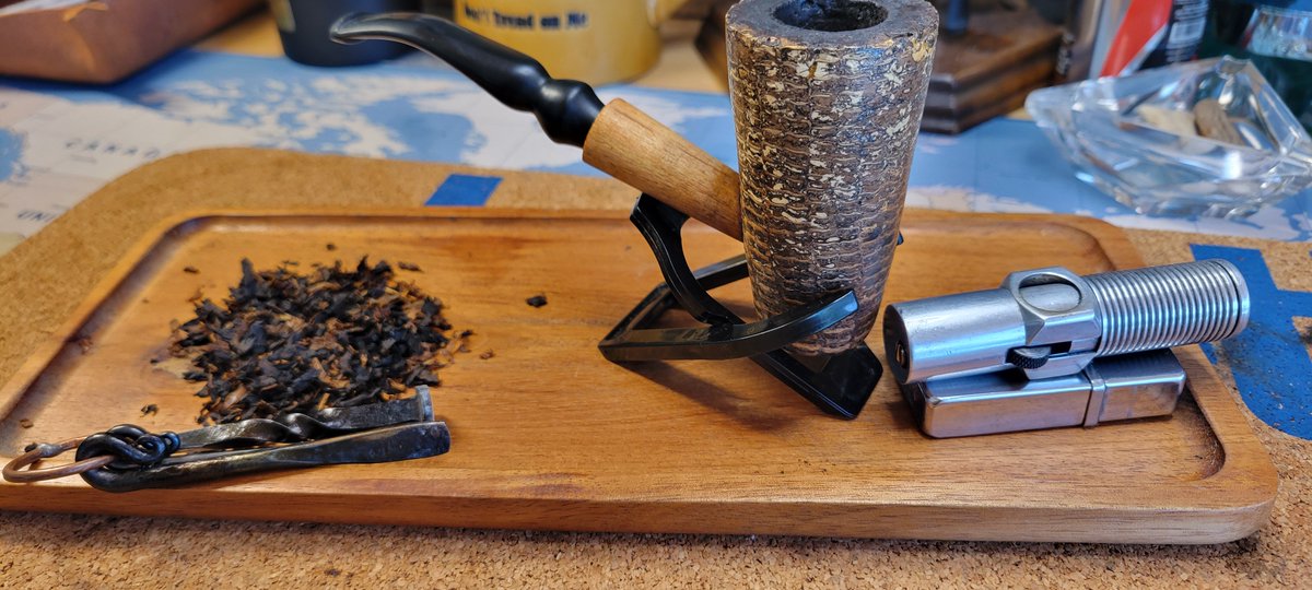 SGPipeCompany's tweet photo. Cob Tuesday.
A Missouri Meerschaum. A well-worn lighter.
Honest tobacco. That's all a man really needs after a long day.
No pretense. Just good smoke, good tools, and a little SG-I grit.
#CobTuesday #MissouriMeerschaum #PipeSmoking #SouthernGentlemenPipeCompany #SGI #EstatePipes