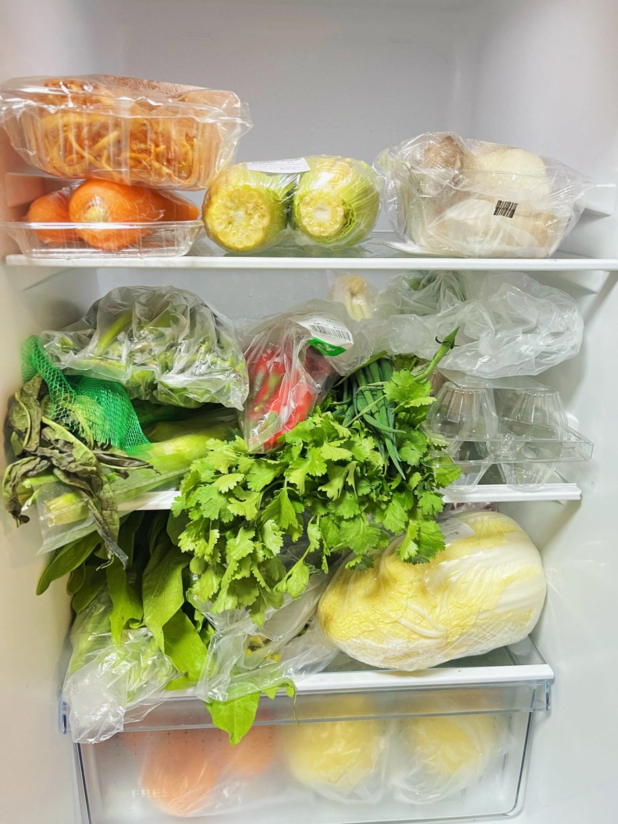 zlaeeeee's tweet photo. Fresh, seasonal veggies just hit the market! Grab crisp spinach, ripe tomatoes and new potatoes for your weekend meals—stock up before they sell out! https://t.co/CvqF31fceV