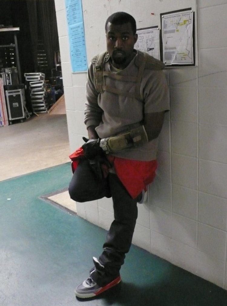 YZYFRANCE1's tweet photo. YE BACKSTAGE DURING THE GLOW IN THE DARK TOUR (2008) 🕊️ https://t.co/pZ4d6iUAZO