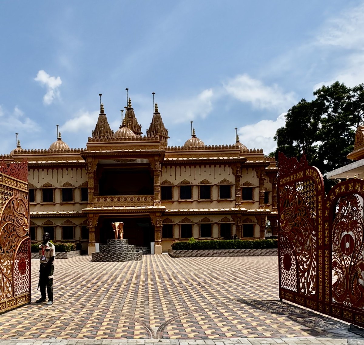 KennethOmona's tweet photo. Another Magnificent beauty in the @GuluCityCouncil .
This City is known for its serenity both day &amp; after day. A beautiful temple (place of worship) is coming up in the City ,adding to its Tourism Collection.The Eng Lawrence Ondoma is crafting every bit &amp; pieces . @shavnyuyngah https://t.co/TfFLgRj2TV