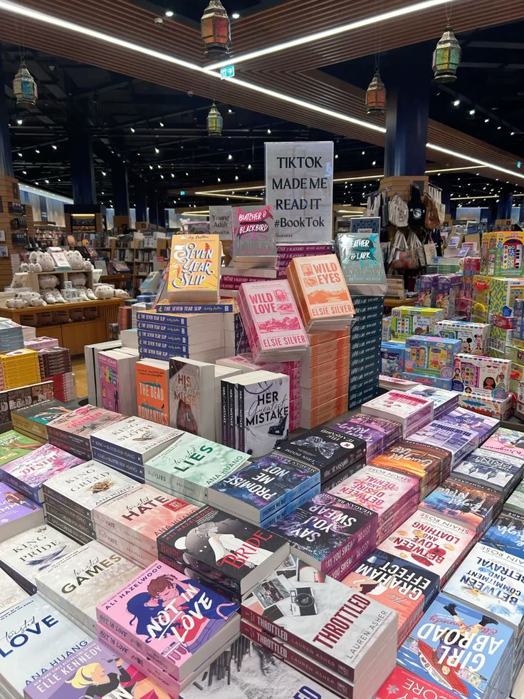 nyliava's tweet photo. Book shopping https://t.co/2Qd4SdPuBx