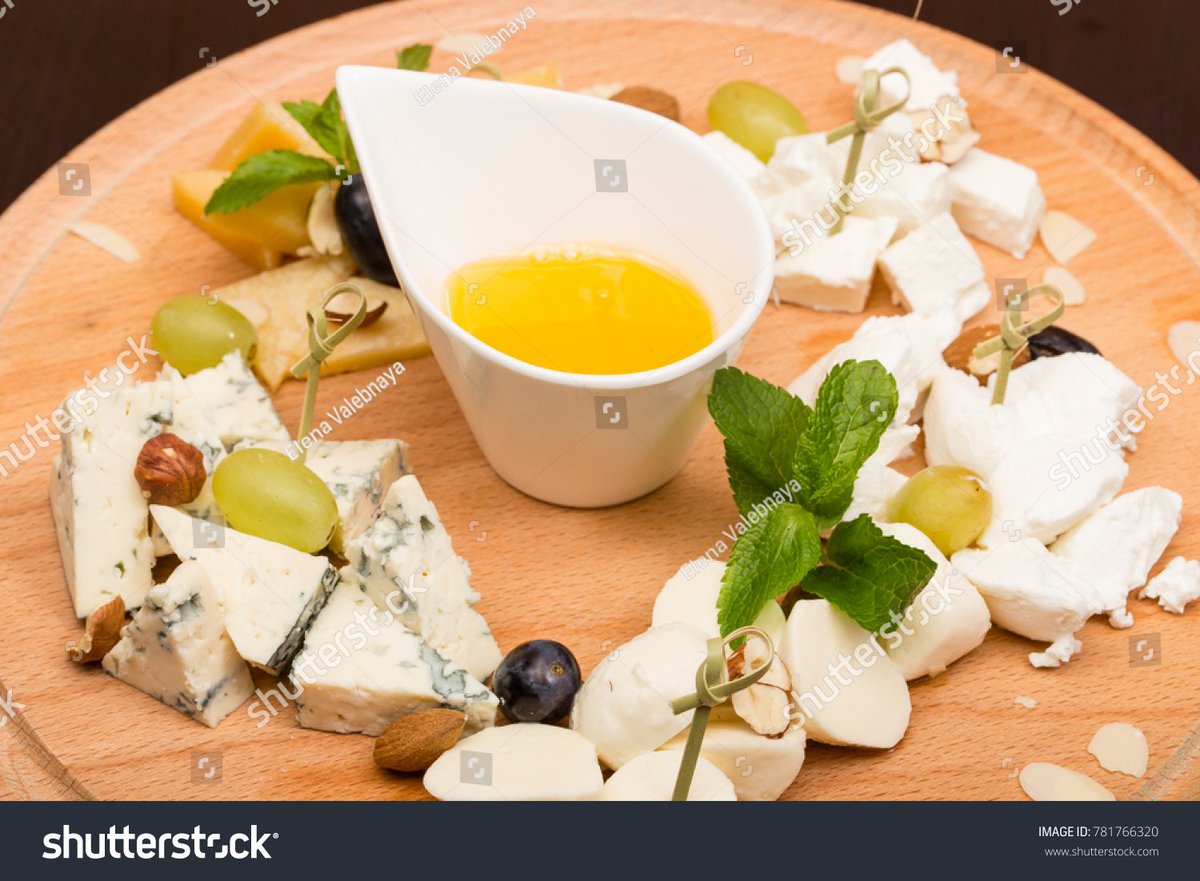 MartinShir61705's tweet photo. Just grabbed fresh cherry tomatoes, basil, and mozzarella at the local market—perfect for tonight’s caprese salad! ， https://t.co/hBxxhlpqb0