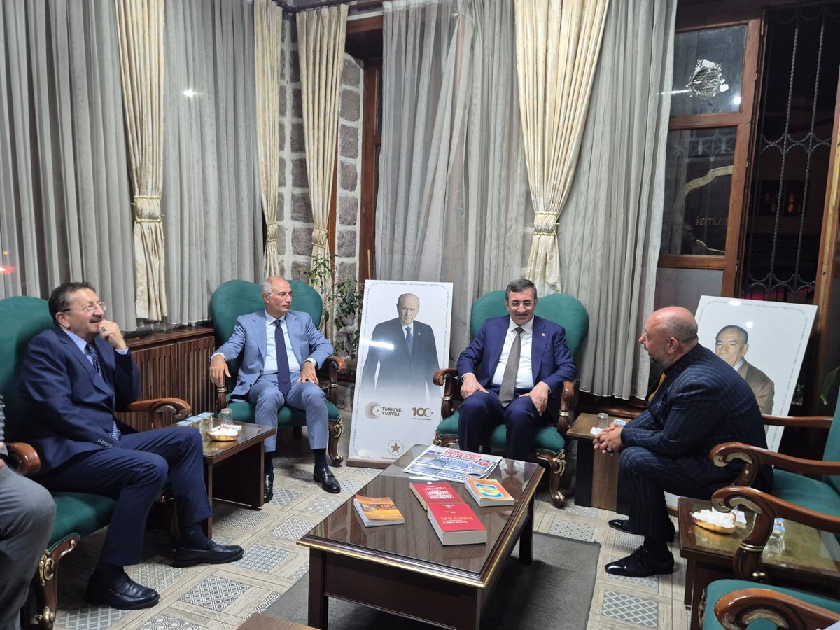 altindag_mhp's tweet photo. Cumhurbaşkanı Yardımcımız Sn. Cevdet Yılmaz, AK Parti Genel Başkanvekili Sn. Efkan Âlâ ve Cumhur İttifakı Altındağ Belediye Başkanımız Sn. Veysel Tiryaki, İlçe Başkanlığımızı ziyaret ederek İlçe Başkanımız Sn. Emin Sıtkı Aktaş ile bir araya geldiler.
Cumhur İttifakı'nın sarsılmaz birlik ruhu ve teşkilatlarımız arasındaki güçlü dayanışmanın bir göstergesi olan ziyarette, teşkilat çalışmalarına ilişkin istişarelerde bulunuldu.
Liderimiz Sayın Devlet Bahçeli'nin ortaya koyduğu birlik ve kardeşlik anlayışı doğrultusunda, Cumhur İttifakı'nın milletimize hizmet yolundaki kararlılığı aynı azim ve inançla sürmektedir.
Nazik ziyaretleri ve onore ettikleri için  teşekkür ediyor, çalışmalarında başarılar diliyoruz.
🇹🇷 Cumhur İttifakı; güçlü teşkilat, güçlü irade, güçlü Türkiye!
#Cumhurİttifakı #MHP #AKParti #Altındağ #LiderÜlkeTürkiye
@_cevdetyilmaz 
@efkanala 
@EminStkAKTAS
@DrVeyselTiryaki