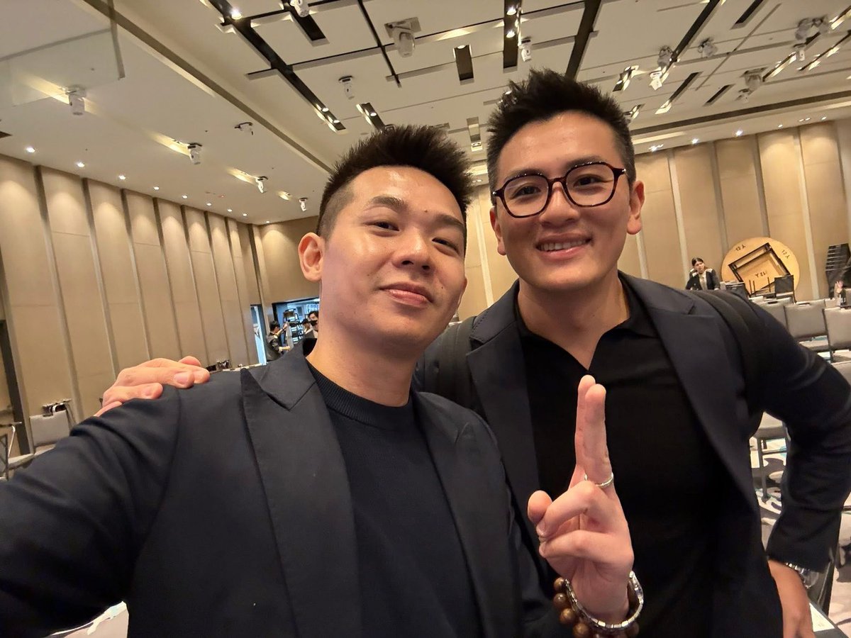 willhuangsffm2's tweet photo. 他替爸爸扛 3000 萬債務 ，現在資產數億，一個月只工作 3 天。

他是 Will 黃士豪。

p.s.  Will老師怎麼從 3000 萬賭債走到今天，完整版都在我們的訪談裡。

留言任一數字，我傳給你。

筆誤：五千多倍為五千多%。 https://t.co/kwusx67XCQ