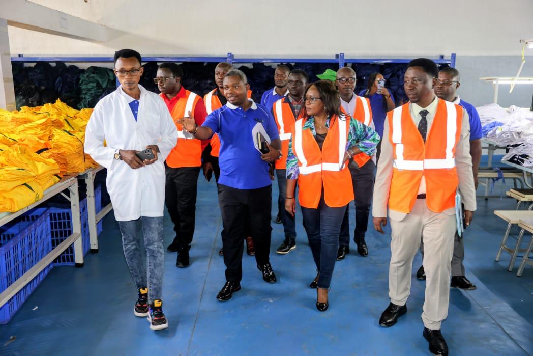 BureraDistrict's tweet photo. Kuri uyu munsi wa mbere w'igikorwa barimo mu Karere ka Burera cyo kugenzura ibikorwa bya Guverinoma mu bijyanye no kwegereza abaturage amashanyarazi, ba Honorable Senateri Dr Nyinawamwiza Laetitia na Dr Habineza Frank basuye uruganda rukora imyenda rwa NOGHUCHI HOLDINGS Ltd. https://t.co/b583KFaSs4