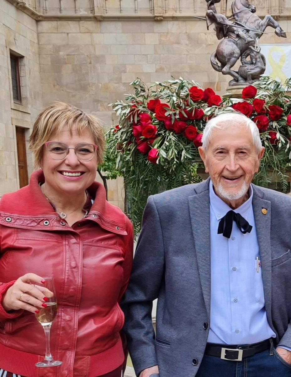 GemmaPasqual's tweet photo. A l'univers de les lletres brilla una nova estrella: L'estimat #JosepVallverdú . Quina tristesa. Bon viatge mestre. Les teves lletres ens acompanyaran sempre. https://t.co/FGZRHngBta