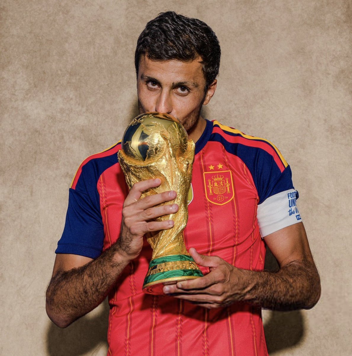 jesus_peini's tweet photo. Fichad a Rodri coño!! @realmadrid no tiene sentido que el mejor jugador español y en la posición que más necesitamos, no este fichado ya!! https://t.co/KbAgw3FUWB