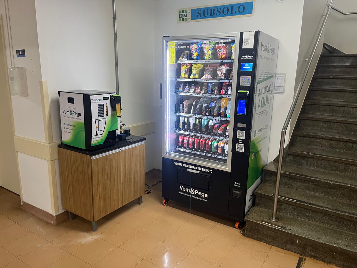 trindaderafael's tweet photo. Passadas 24 horas da instalação da máquina de café, vamos aos números:

Minha projeção inicial era vender pelo menos 20 bebidas por dia.

Nas primeiras 24 horas foram:

☕ 49 bebidas vendidas
💰 R$ 355,20 de faturamento

A bebida mais vendida foi o Cappuccino de 180 ml, vendido a R$ 7,80.

O resultado ficou 145% acima da minha projeção inicial.

Considerando os custos dos insumos e os R$ 140 mensais de energia, o lucro estimado do primeiro dia foi de aproximadamente R$ 215.

Nesse ritmo, o investimento de R$ 5.500 na máquina poderia retornar em cerca de 26 dias.

Mas uma operação não pode ser projetada apenas pelo seu melhor dia.

Por isso, fiz também dois cenários mais conservadores:

Com uma queda de 50% nas vendas, o payback seria de aproximadamente 52 dias.

Com uma queda de 80%, cairíamos para cerca de 10 bebidas por dia e o investimento retornaria em aproximadamente 140 dias.

É claro que 24 horas ainda não formam uma média.

Existe o efeito da novidade e os próximos dias vão mostrar o verdadeiro comportamento da operação.

Mas mesmo em um cenário bastante pessimista, os números continuam interessantes.

Agora é acompanhar o movimento, entender os horários de pico e descobrir se esse volume se sustenta ao longo das próximas semanas.