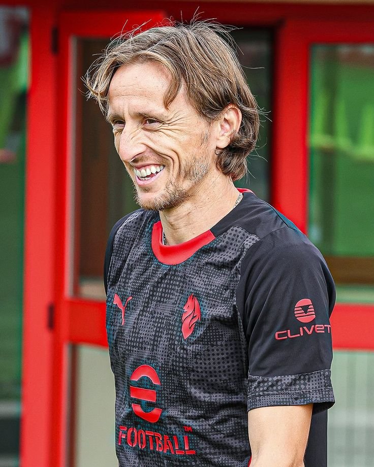 MilanXtra's tweet photo. He could have chosen retirement. He could have chosen the money. He could have chosen comfort.

Instead, he chose #ACMilan. Again.

Thank you, Luka Modrić. ❤️🖤 https://t.co/IUMnxCnUEX