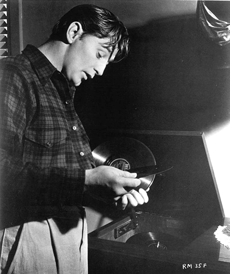 cosechadel66's tweet photo. Robrt Mitchum eligiendo que poner en el Spotify en "Encrucijada de odios", 1947 #TalDíaComoHoy #ElActor https://t.co/mSBYH9niuh