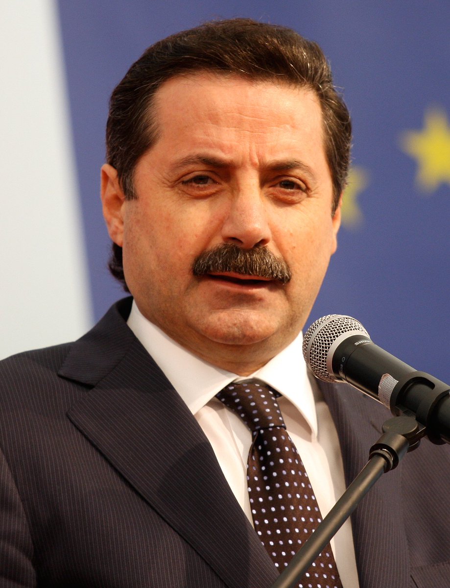 AKPartiArtvin's tweet photo. HOPA TIR PARKI MÜJDEMİZDE SONA DOĞRU…  TIR ÇİLESİ BİTİYOR …

HAYIRLI OLSUN!

AK Parti Artvin Milletvekilimiz ve önceki dönem Bakanımız Faruk Çelik  , Hopa TIR Parkı Projesi ile ilgili son gelişmeleri  paylaştı.

Bakanımız sayın Faruk Çelik ;

- ÇED raporu onaylandı.
- Proje, imar planı onayı için Çevre, Şehircilik ve İklim Değişikliği Bakanlığına gönderiliyor.
- Plan onayının ardından Artvin Valiliği ile protokol imzalanacak.
- Sonrasında ise ihale süreci başlatılacak.

“İnşallah iki ay içinde ihalesini yapmış oluruz.” diyerek müjdeyi paylaştı. 

Hopa’mızın uzun yıllardır ihtiyaç duyduğu bu önemli yatırımın hayata geçmesiyle birlikte bölgedeki lojistik altyapısı güçlenecek, şehir içi trafik rahatlayacak ve uluslararası taşımacılığa önemli katkılar sağlanacaktır.

Başta Cumhurbaşkanımız ve Genel Başkanımız Sayın Recep Tayyip Erdoğan  olmak üzere, Milletvekilimiz Sayın Faruk Çelik’e , il başkanımız Ali Semih Aydemir  ‘e , ilçe başkanımız Ahmet Karabulut’a , ve emeği geçen tüm kurum ve kuruluşlara teşekkür ediyor, Hopa’mıza ve Artvin’imize hayırlı olmasını diliyoruz. 

@Akparti 
@RTErdogan 
@farukcelikcomtr 
@acarfaruka 
@aydemiralisemih