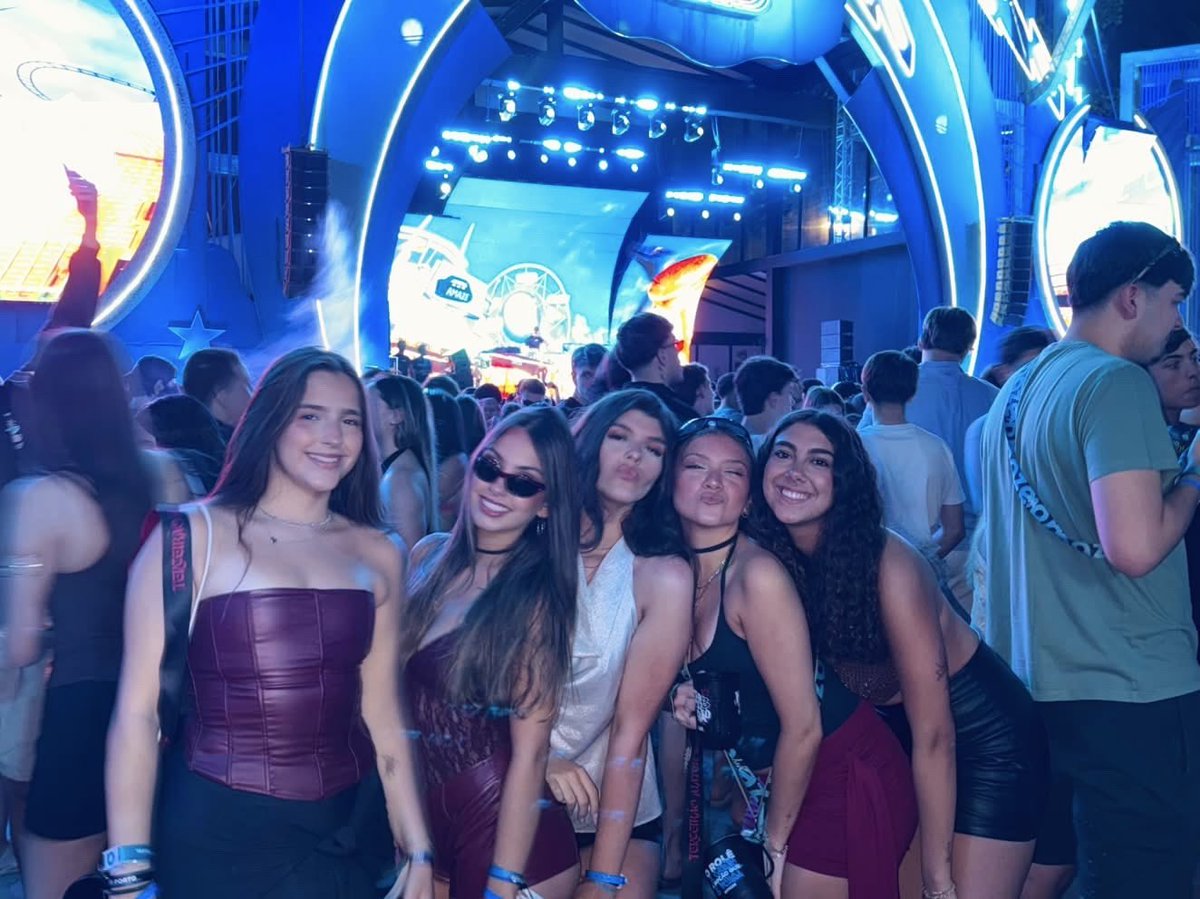 dnviee's tweet photo. agr é porto pra smp, eu amo vcs 💙 https://t.co/q5UA3PqJ57