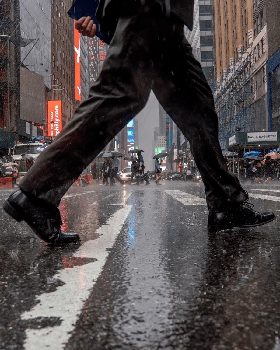 suxzil's tweet photo. A stranger held the door for me in the pouring rain, gave me a warm smile—small act, huge lift on a crummy day. ， https://t.co/AesbfflYbB