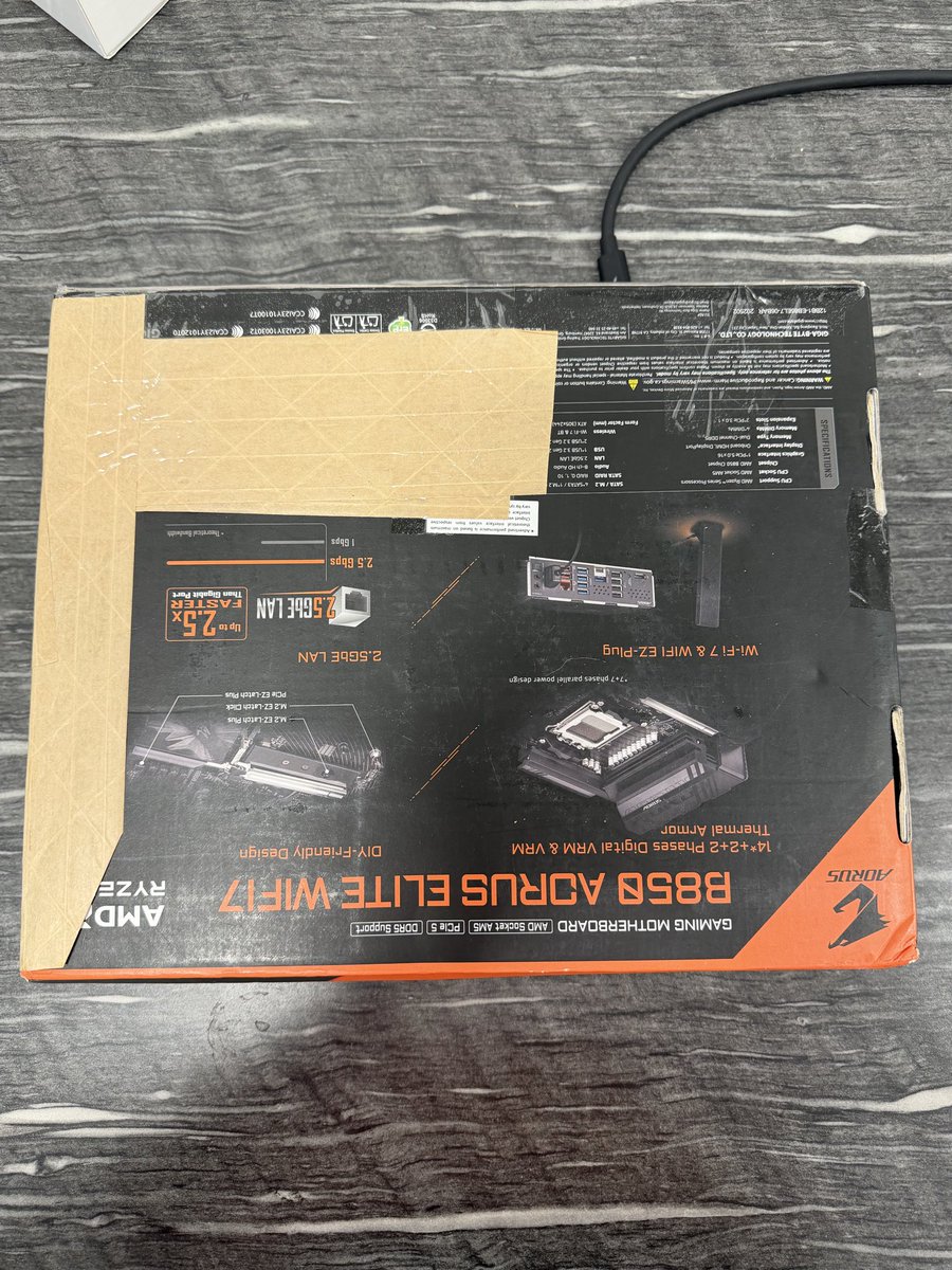 ItsMeRT09's tweet photo. @amazon are you serious?! Purchased a NEW product, not a customer return https://t.co/nb2Brch3oj