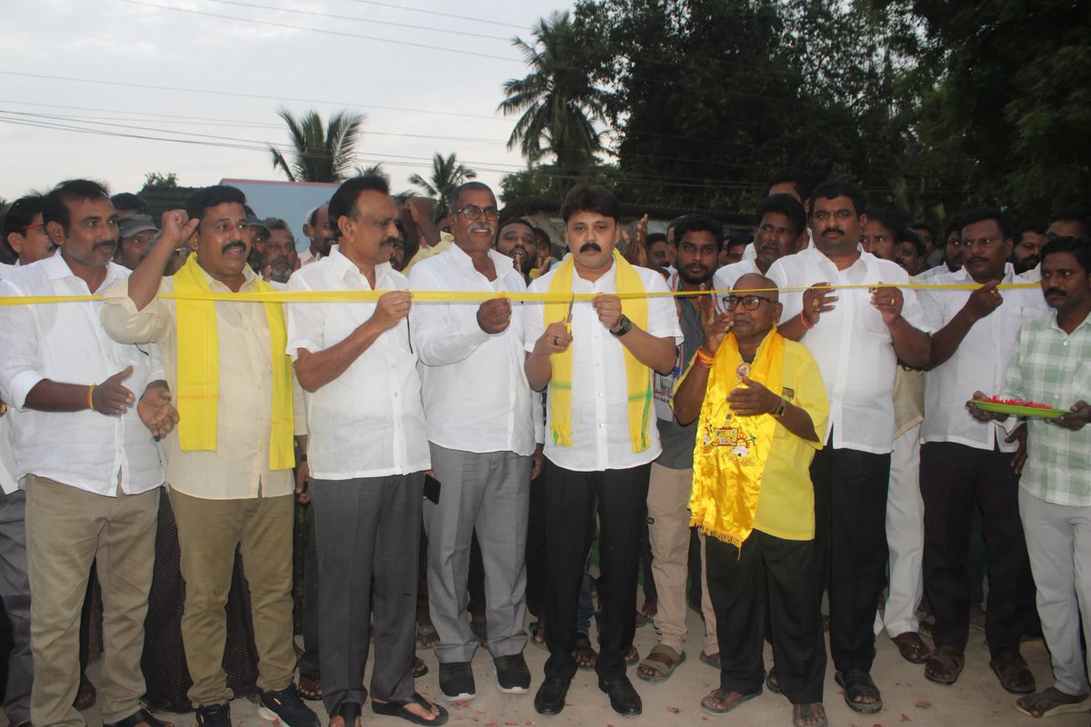 RoshanSonga's tweet photo. బోగోలు – నరసన్నపాలెం తారు రోడ్డు, సీసీ రోడ్ల ప్రారంభోత్సవం

లింగపాలెం మండలం బోగోలు నుండి నరసన్నపాలెం వరకు నూతనంగా నిర్మించిన తారు రోడ్డు మరియు సీసీ రోడ్లను చింతలపూడి శాసనసభ్యులు శ్రీ సొంగా రోషన్ కుమార్ గారు ప్రారంభించారు.

ఈ సందర్భంగా కూటమి నాయకులు, కార్యకర్తలు, అభిమానులు శాసనసభ్యులకు ఘన స్వాగతం పలికి, భారీ ర్యాలీగా గ్రామంలోకి తీసుకెళ్లారు.

అనంతరం గ్రామంలోని అన్న స్వర్గీయ శ్రీ నందమూరి తారక రామారావు (ఎన్టీఆర్) గారి విగ్రహానికి శాసనసభ్యులు పూలమాల వేసి ఘనంగా నివాళులర్పించారు.

తదుపరి జరిగిన సభలో లింగపాలెం మండల తెలుగుదేశం పార్టీ అధ్యక్షులు గరిమెళ్ళ చలపతి మాట్లాడుతూ కూటమి ప్రభుత్వం చేపడుతున్న అభివృద్ధి కార్యక్రమాలను వివరించారు.

అనంతరం శాసనసభ్యులు శ్రీ సొంగా రోషన్ కుమార్ గారు మాట్లాడుతూ, ప్రజలకు మెరుగైన రవాణా సౌకర్యాలు, గ్రామీణ మౌలిక వసతుల అభివృద్ధే ప్రభుత్వ లక్ష్యమని పేర్కొన్నారు. నియోజకవర్గ అభివృద్ధికి నిరంతరం కృషి చేస్తానని హామీ ఇచ్చారు.

ఈ కార్యక్రమంలో గ్రామ సర్పంచ్, కూటమి నాయకులు, ప్రజాప్రతినిధులు, కార్యకర్తలు, గ్రామ పెద్దలు, అభిమానులు మరియు గ్రామస్తులు పెద్ద సంఖ్యలో పాల్గొన్నారు.
#SongaRoshanKumar #ChintalapudiMLA #Lingapalem #Bogolu #Narasannapalem #RoadInauguration #CCRoads #NTR #TDP #NDA #Development #EluruDistrict