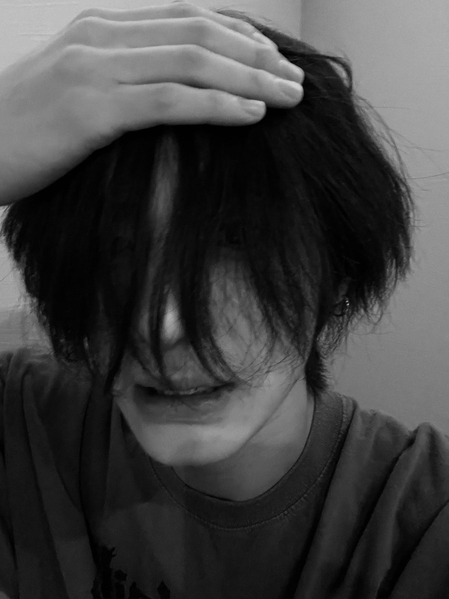 lifeishani's tweet photo. 이한이가 데뷔초에 올려주던 흑백 사진들 진짜 좋은 느낌 주는 거 아는 사람.. https://t.co/x5wtD8s9vx