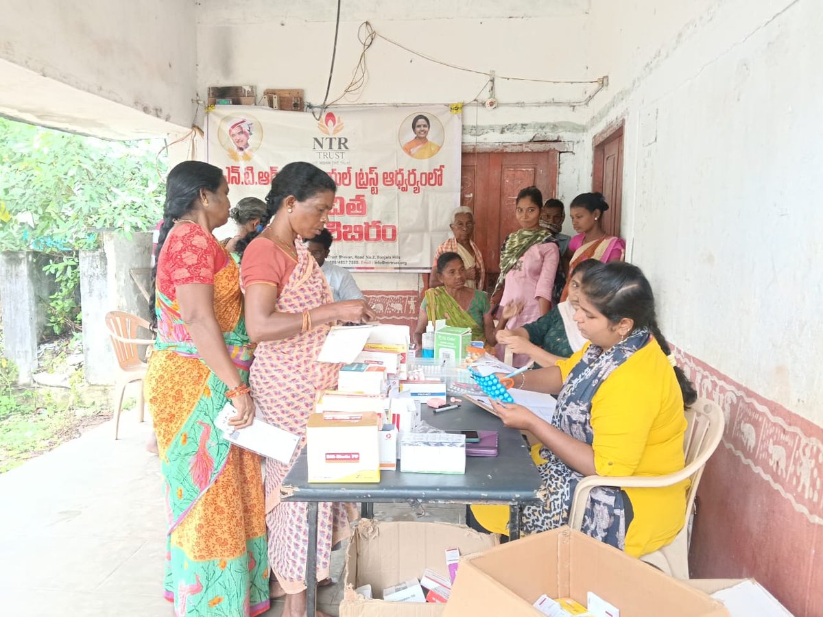 ntrtrust's tweet photo. ఎన్టీఆర్ ట్రస్ట్ ఆధ్వర్యంలో తూర్పు గోదావరి జిల్లా రంపచోడవరం మండలం వెలమల కోట అనే గిరిజన ప్రాంతం లో ఎన్టీఆర్ సంజీవని ఉచిత ఆరోగ్య రధం ద్వారా అక్కడి ప్రజలకు ఉచిత వైద్య పరీక్షలు చేసి ఉచితంగా మందులు పంపిణి చేయడం జరిగింది...
#NTRTrust #NTRMemorialTrust #health #healthcamp #freecamp #freehealthcheckup #FreeHealthCheckUpCamp #freehealthcamp #FreeMedicalCamp #FreeMedical #FreeMedicalCheckUp #freemedicalservices #ntrsanjeevani #rajahmundry