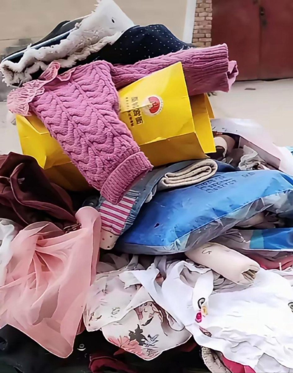 ElsaTracy24472's tweet photo. Just cleared out my closet and donated 12 gently used items—less clutter, more space, and so much lighter! Small declutter, big win.， https://t.co/pOy8ub0DLn