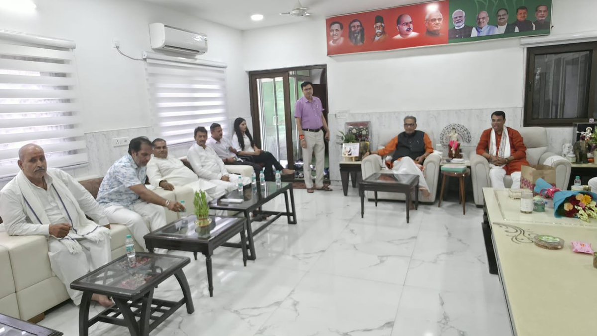 SujitTh04584266's tweet photo. आज @santoshojha जी को पुनः पूर्वांचल मोर्चा,भाजपा दिल्ली प्रदेश का प्रदेश अध्यक्ष बनाए जाने के उपलक्ष्य में पूर्वांचल मोर्चा की पूरी टीम के साथ पूर्व केंद्रीय मंत्री एवं  माननीय सांसद श्री राधा मोहन सिंह जी से शिष्टाचार भेंट कर उनका स्नेहिल आशीर्वाद प्राप्त किया। https://t.co/IuJCkd7JEl