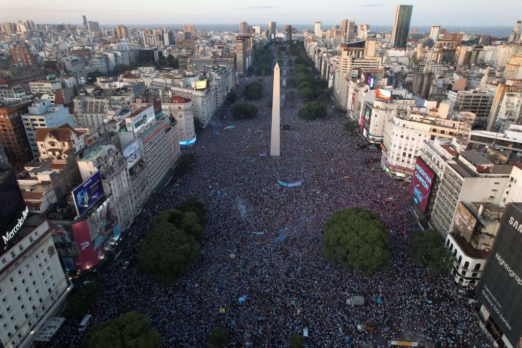 GerCarp35's tweet photo. "Solo 45.000 hinchas por los 35 grados de calor"

Argentina en 2022 con 48 grados a la sombra:

"No te lo puedo explicar, porque no vas a entender..." https://t.co/4NyPcAhMTX