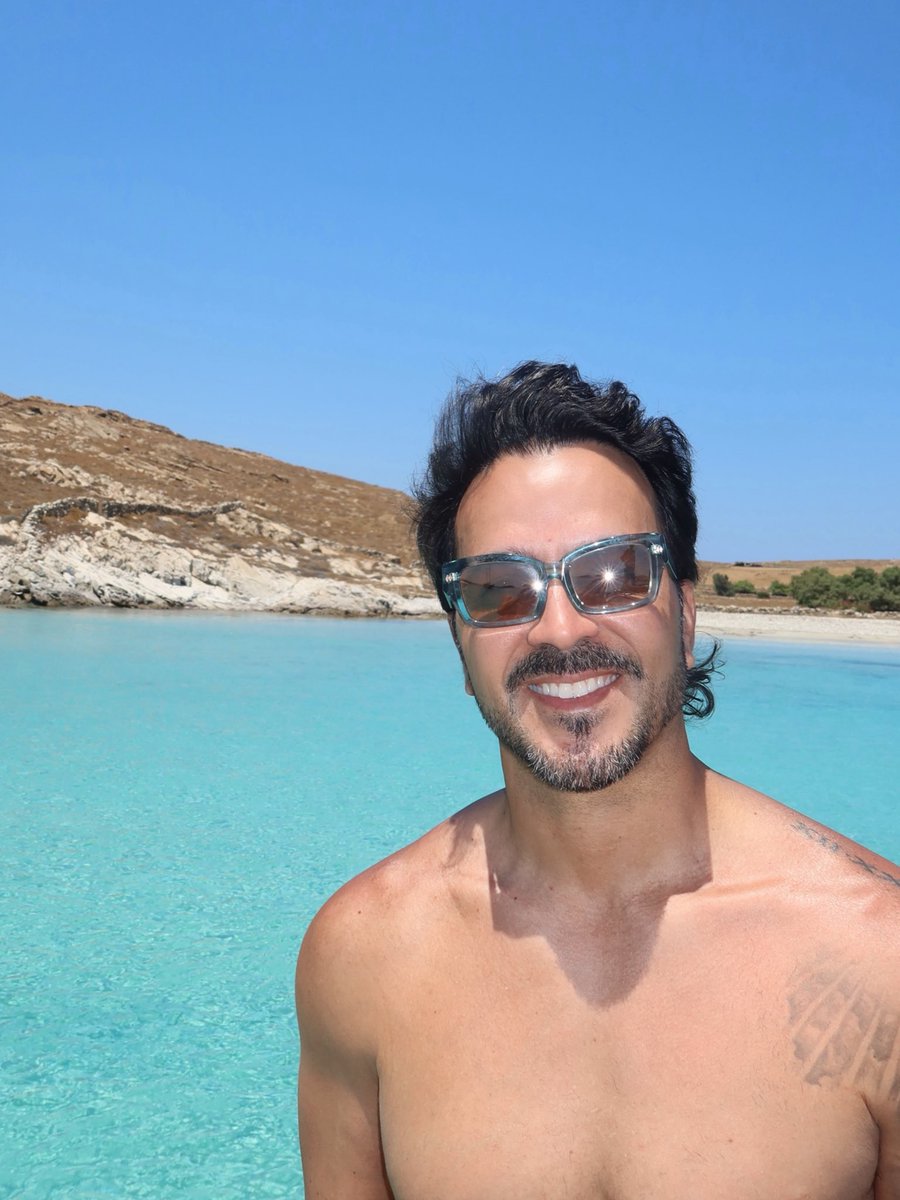 LuisFonsi's tweet photo. Buscando el azul Caribe en cualquier parte del mundo. 💙 🇬🇷 https://t.co/r7mPLs3mr6