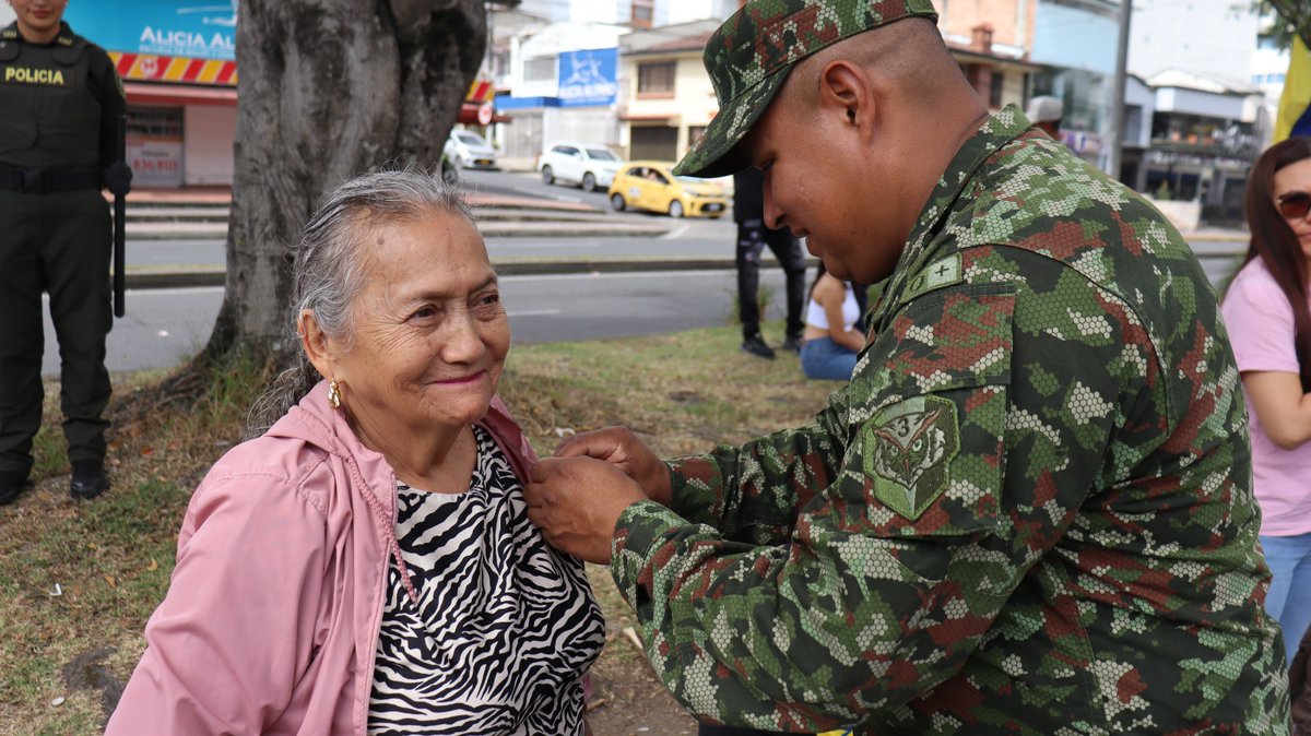 Ejercito_CAAID's tweet photo. #EnImágenes | En medio de la alegría de la fiesta patria en Popayán, los soldados de Acción Integral entregaron la bandera de Colombia como un símbolo de gratitud por el cariño, las sonrisas y el respaldo de los ciudadanos.

#EnModoPatrio https://t.co/Gi04MSgnVP