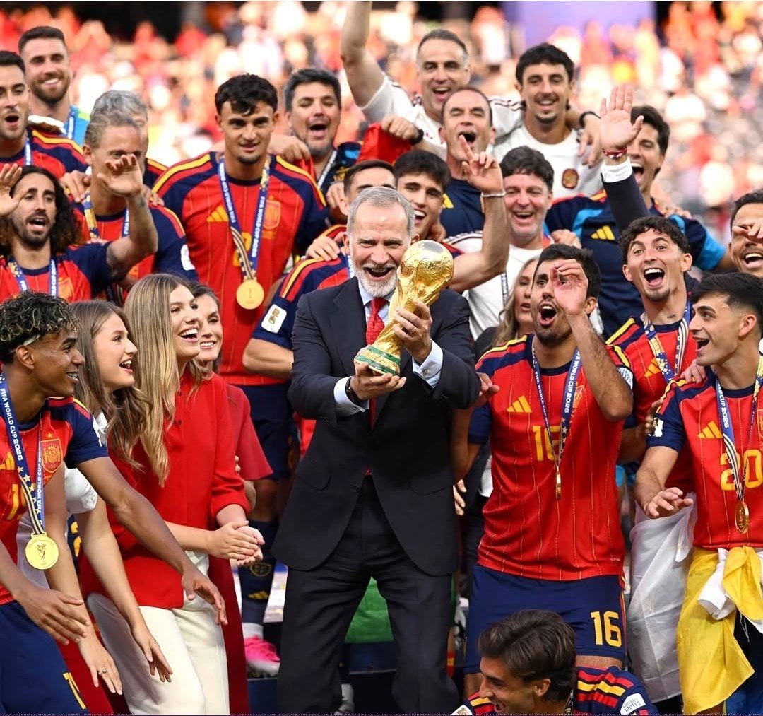 SureNoPulse's tweet photo. ملك إسبانيا حاملاً كأس العالم وسط الفريق الذي حقق المركز الأول بالفرحة التلقائية ولا سجادة حمراء ولا مراسم معقدة احتفالا بفشل الخروج من دور ال ١٦. لماذا نحن هكذا؟ لماذا نتقمص العظمة ويتلبسنا غرور المنظرة بلا سبب؟ يمكن بسبب الشبع بعد الجوع؟ https://t.co/tbiehqs7ZW