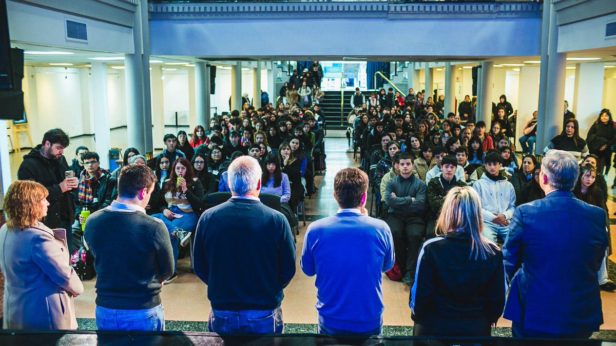 CascallaresPJ's tweet photo. Con @JuanoFabiani, @paulaeichel y @sergiopianciola acompañamos a los más de 300 estudiantes de 40 escuelas secundarias brownianas que fueron protagonistas del Pre Parlamento Juvenil en nuestro distrito.

#BrownConVos https://t.co/hLOsjf9Q0t