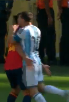 Nyx0AIM's tweet photo. @frabigol me estas diciendo que de verdad pretendes que piten una falta en la que messi la pasa y corre hacia nuestro jugador para intentar conseguir una falta? sois MUY pateticos, te recuerdo que esto y 20 faltas mas no s pitaron https://t.co/IMBCLSJmk5