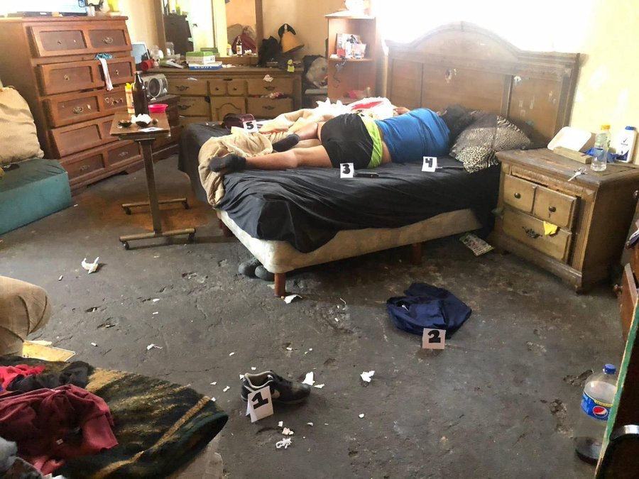 En_jupiter_'s tweet photo. Cómo olvidar cuando me encargaron una tarea de criminalistica y agarré a mi mamá dormida. https://t.co/sY08F3uWGN