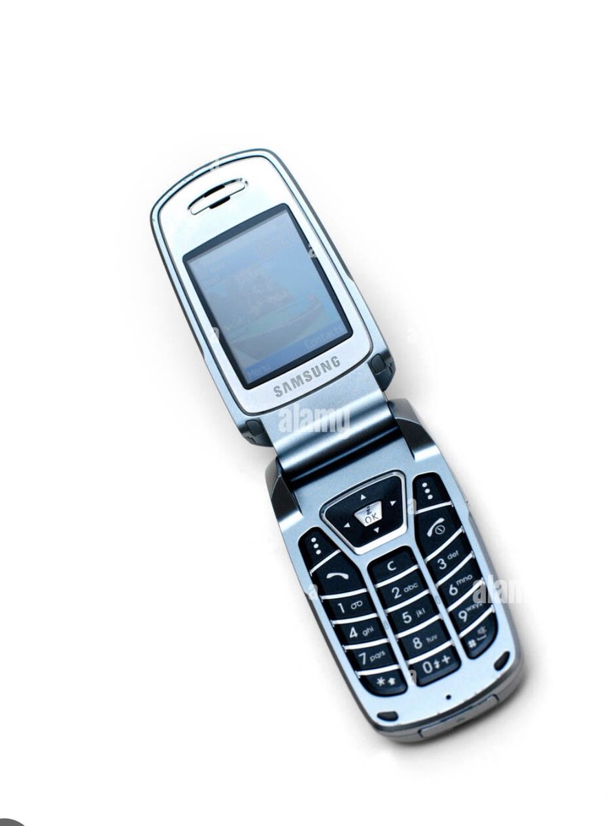 ORakinski's tweet photo. @iMathTechs Non ça fera un téléphone pliable de plus, n’oublions pas que c’est Samsung qui a inventé le téléphone pliant autour des années 2000

Le SGH-E700 https://t.co/xjePwshBlH