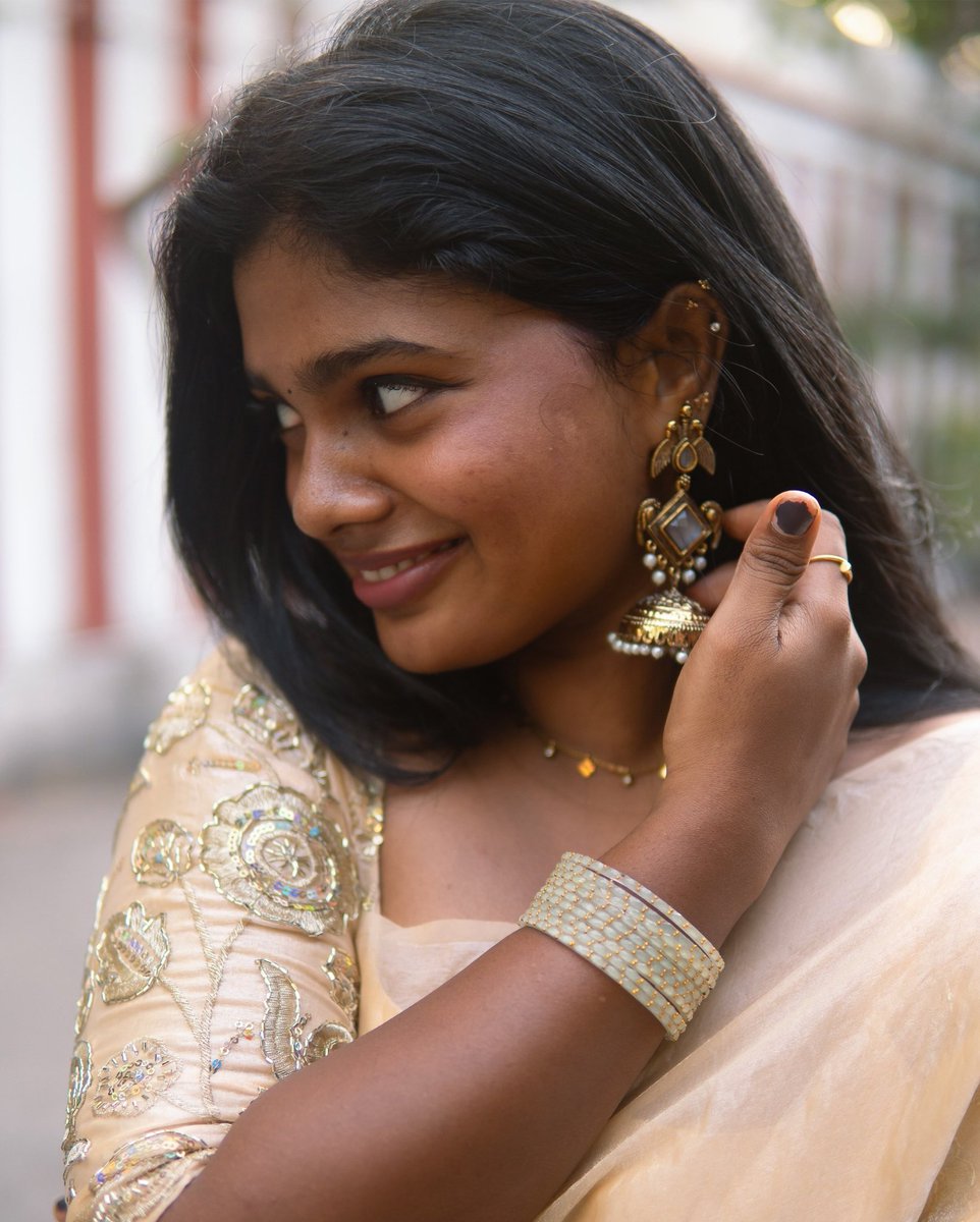 Thaaraaura's tweet photo. Brown girls carry sunshine in their skin🤎🫠

She is absolutely beautiful women🦋🐝 https://t.co/ZfOjglHaME