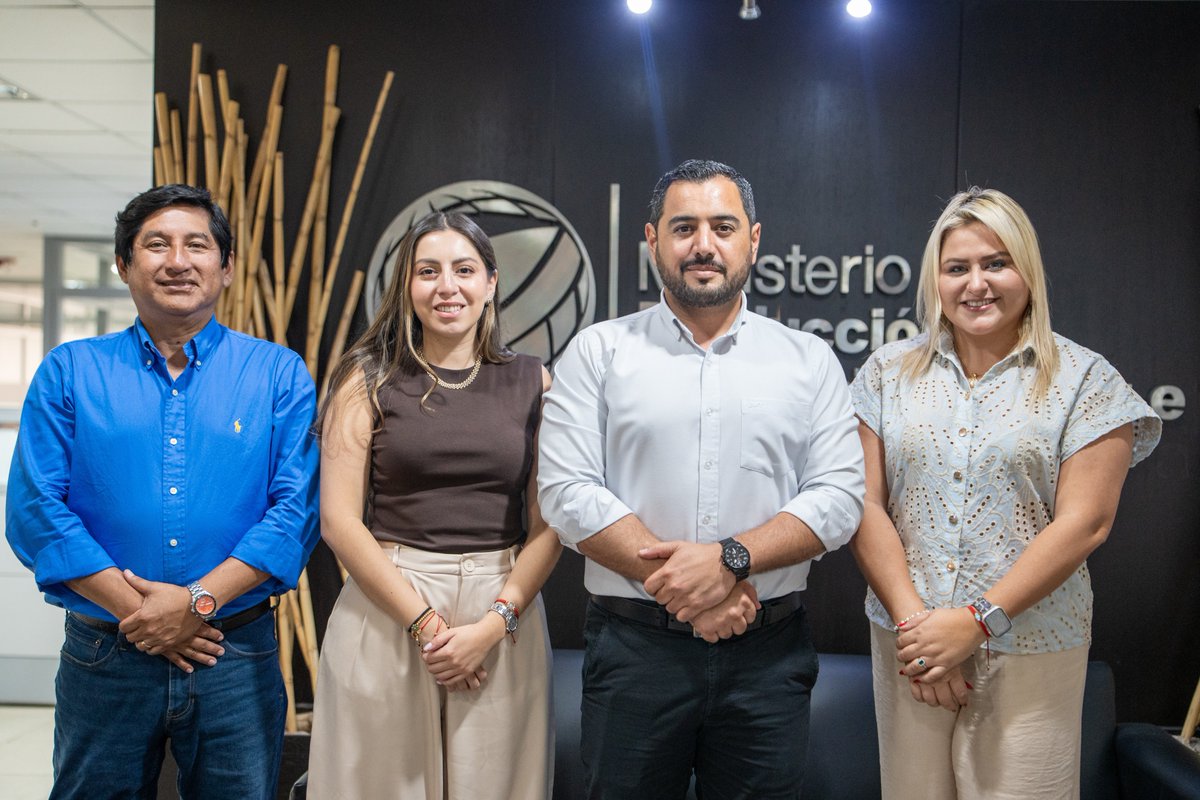 IEPS_Ec's tweet photo. 📍 #Guayaquil | Nuestro director general, @TJJuanchoD, mantuvo una reunión de trabajo 🤝 con @Produccion_Ecu para coordinar acciones que fortalezcan la visibilización y comercialización 🛍️ de los productos elaborados por actores de la #EconomíaPopularYSolidaria 🇪🇨.

Esta articulación busca generar más espacios de exhibición 🏪, ampliar las oportunidades de mercado 📈 y contribuir al incremento de las ventas 💰.