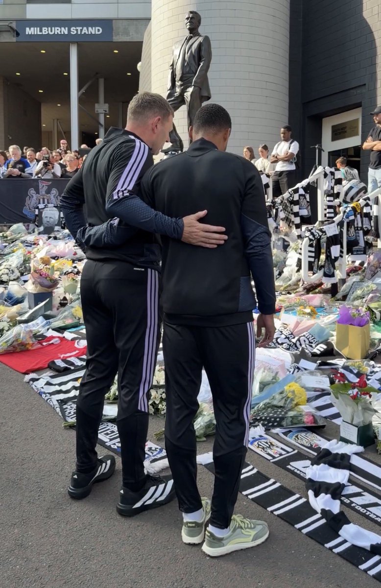 NUFCBlogcouk's tweet photo. ❤️ Eddie Howe, the coaching team, Jacob Murphy and David Hopkinson pay their respects. 

RIP, King Kev 👑

#NUFC https://t.co/5z7wPuzhFV