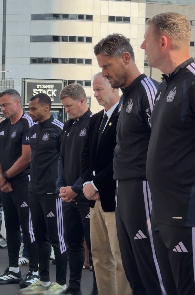 NUFCBlogcouk's tweet photo. ❤️ Eddie Howe, the coaching team, Jacob Murphy and David Hopkinson pay their respects. 

RIP, King Kev 👑

#NUFC https://t.co/5z7wPuzhFV